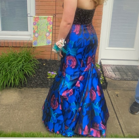 PROM DRESS ** GREAT CONDITION** WORN ONCE - Picture 2 of 9